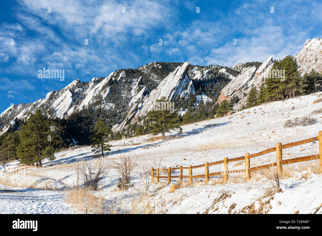 Un rivestimento fresco di neve ricopre la Flations formazioni rocciose, visto da Chautauqua Park a Boulder, Colorado Foto Stock