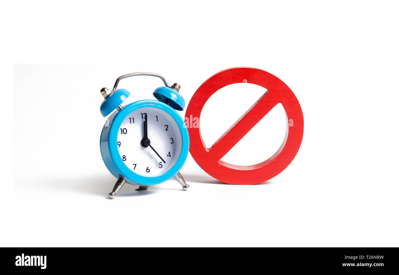 Nessun segno e orologio blu isolato su un background. Indisponibilità a determinate ore. Temporanee restrizioni e divieti. Limitazioni e sanzioni Foto Stock