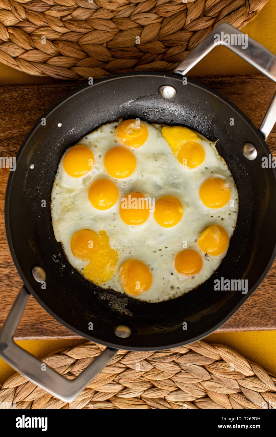 Sunny Side up uova di quaglia fritte uova di quaglia servito in una piccola padella Foto Stock