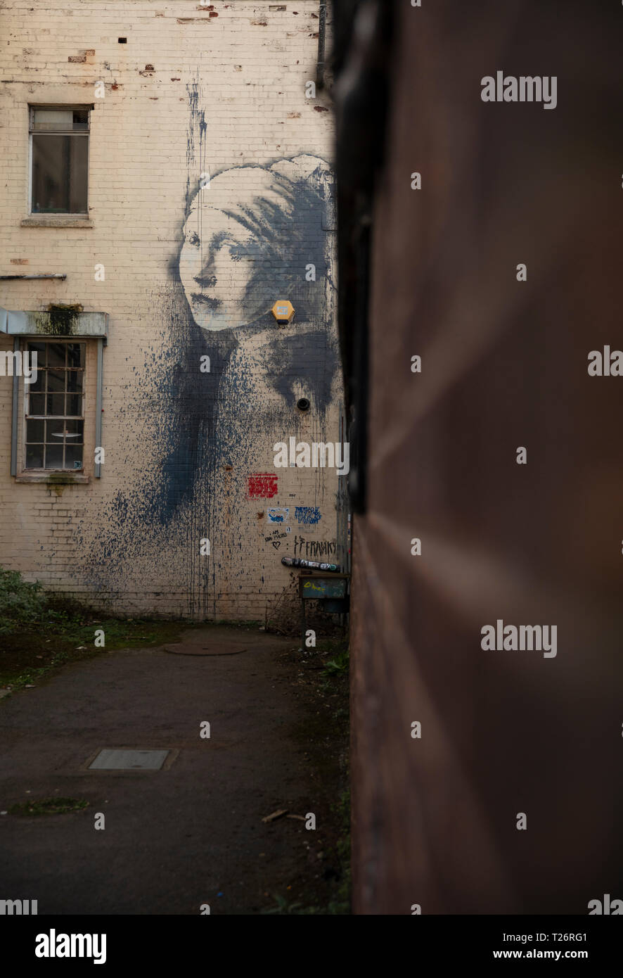 Bristol, Regno Unito, 21 febbraio 2019, la ragazza con un timpano forato da Banksy Foto Stock