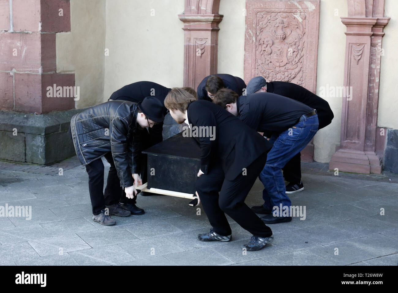 Francoforte, Germania. Il 30 marzo 2019. Il luogo pallbearers il feretro sul terreno. Circa un centinaio di persone hanno marciato attraverso il centro di Francoforte, a piangere la connessione Internet gratuita, dopo che il Parlamento europeo ha votato a favore della direttiva sul diritto d'autore. Stavano portando una bara e erano lettura elogi per Internet. Foto Stock