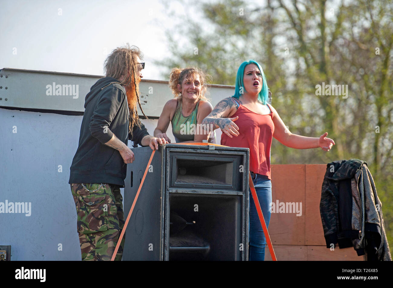 Essex, Regno Unito. Il 30 marzo 2019. Ventole di Prodigy manovella di musica dalla fascia attraverso gli altoparlanti enorme sulla rotta del funerale del cantante Prodigy Keith Flint a St Marys chiesa in Bocking, Essex oggi. Credito: Phil Rees/Alamy Live News Foto Stock