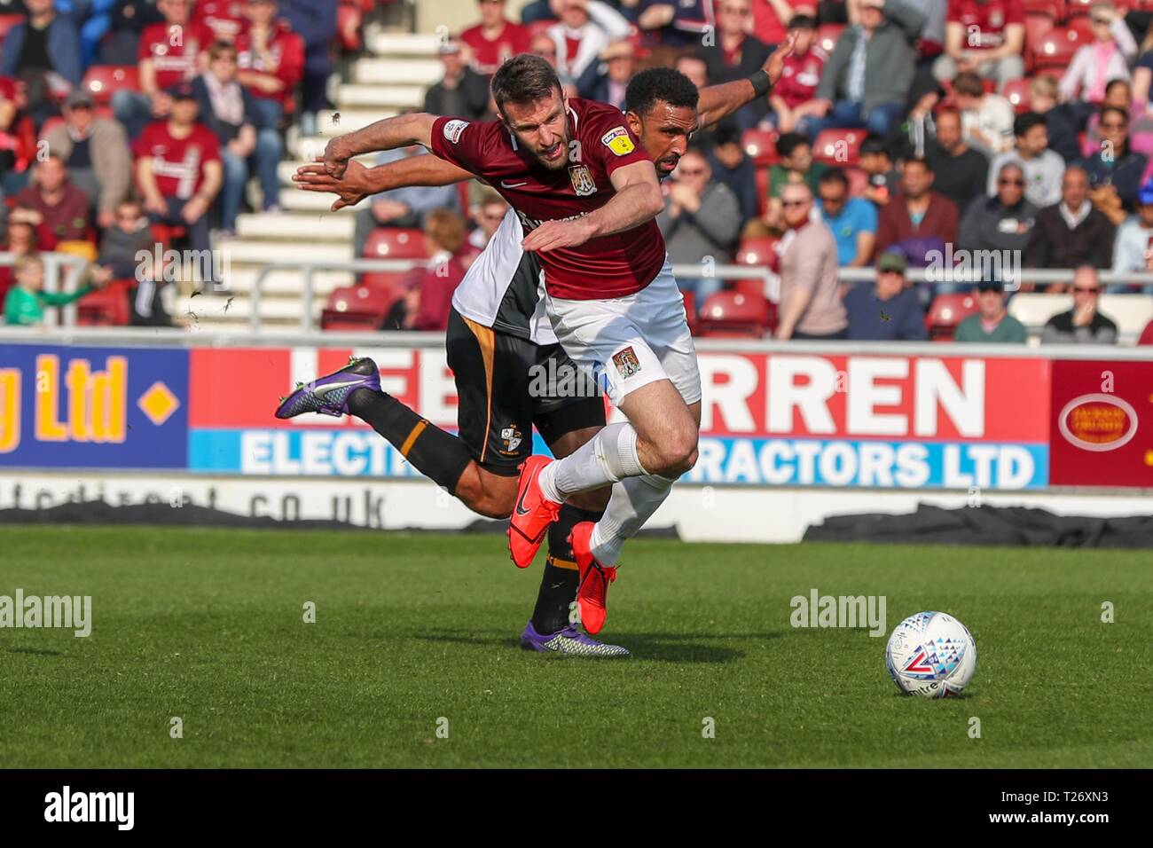 Northampton, Regno Unito 30 marzo 2019. Northampton Town di Andy Williams è imbrattata di Port Vale il capitano Leon Legge durante la prima metà del cielo scommettere League 2 match tra Northampton Town e Port Vale al PTS Academy Stadium, Northampton sabato 30 marzo 2019. (Credit: John Cripps | MI News) o 1 concorrenza senza credito scritto: MI News & Sport /Alamy Live News Credito: MI News & Sport /Alamy Live News Foto Stock