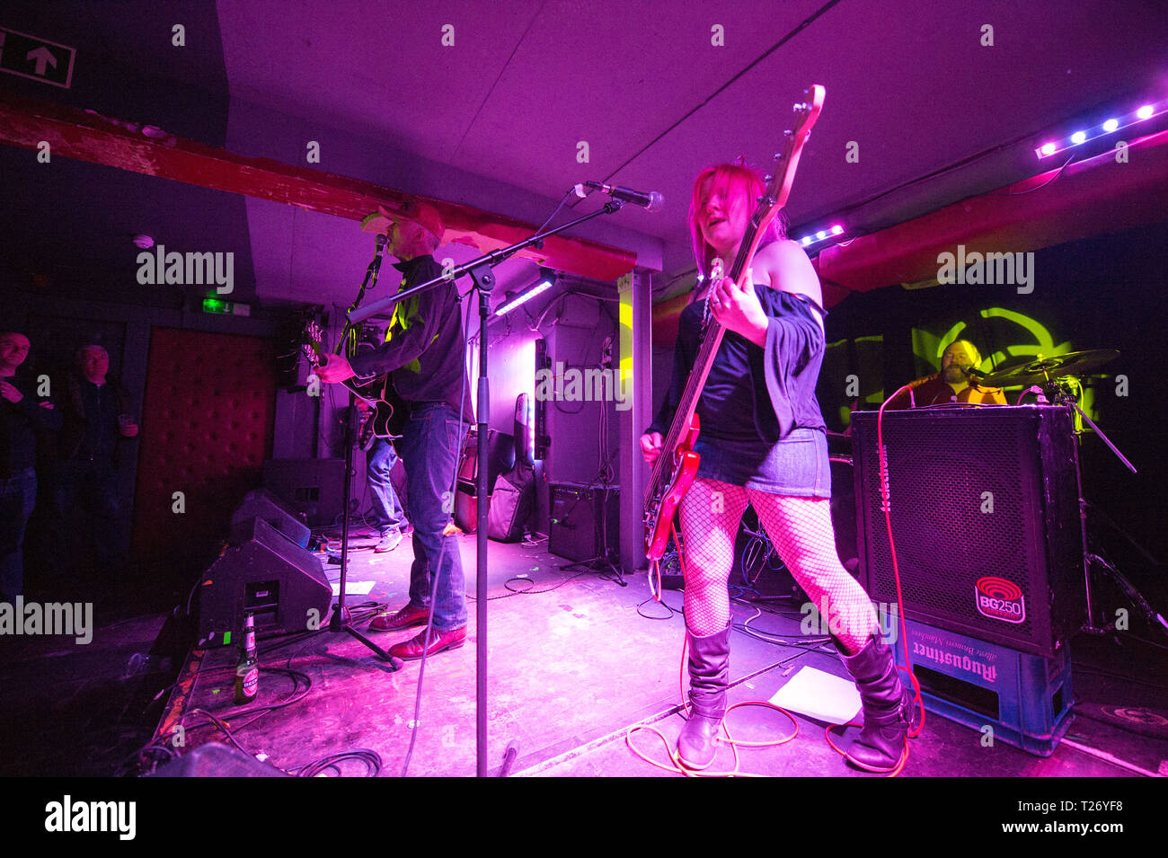 Glasgow, Regno Unito. Il 29 marzo 2019. La retromarcia Cowgirls, in concerto psych-tinched garage rock musica a un pranzo Broadcast in Glasgow. PICURED: (sinistra-destra) Stephen Cafferty; Hugh Mclachlan; Alaine pareti; John Gordon. I membri della band: Hugh Mclachlan - cantante Stephen Cafferty - Chitarra Alaine pareti - Bass John Gordon - i tamburi Credito: Colin Fisher/Alamy Live News Foto Stock