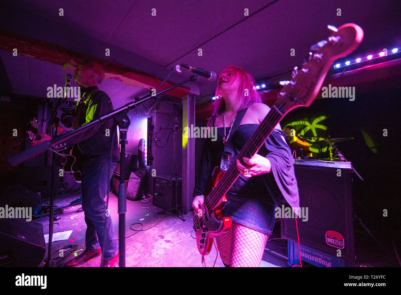 Glasgow, Regno Unito. Il 29 marzo 2019. La retromarcia Cowgirls, in concerto psych-tinched garage rock musica a un pranzo Broadcast in Glasgow. PICURED: (sinistra-destra) Stephen Cafferty; Hugh Mclachlan; Alaine pareti; John Gordon. I membri della band: Hugh Mclachlan - cantante Stephen Cafferty - Chitarra Alaine pareti - Bass John Gordon - i tamburi Credito: Colin Fisher/Alamy Live News Foto Stock