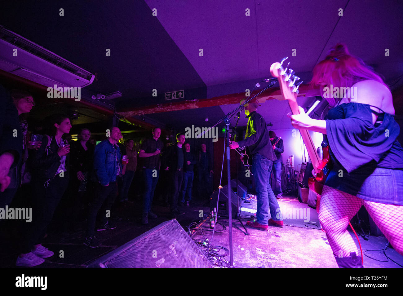 Glasgow, Regno Unito. Il 29 marzo 2019. La retromarcia Cowgirls, in concerto psych-tinched garage rock musica a un pranzo Broadcast in Glasgow. PICURED: (sinistra-destra) Stephen Cafferty; Hugh Mclachlan; Alaine pareti. I membri della band: Hugh Mclachlan - cantante Stephen Cafferty - Chitarra Alaine pareti - Bass John Gordon - i tamburi Credito: Colin Fisher/Alamy Live News Foto Stock