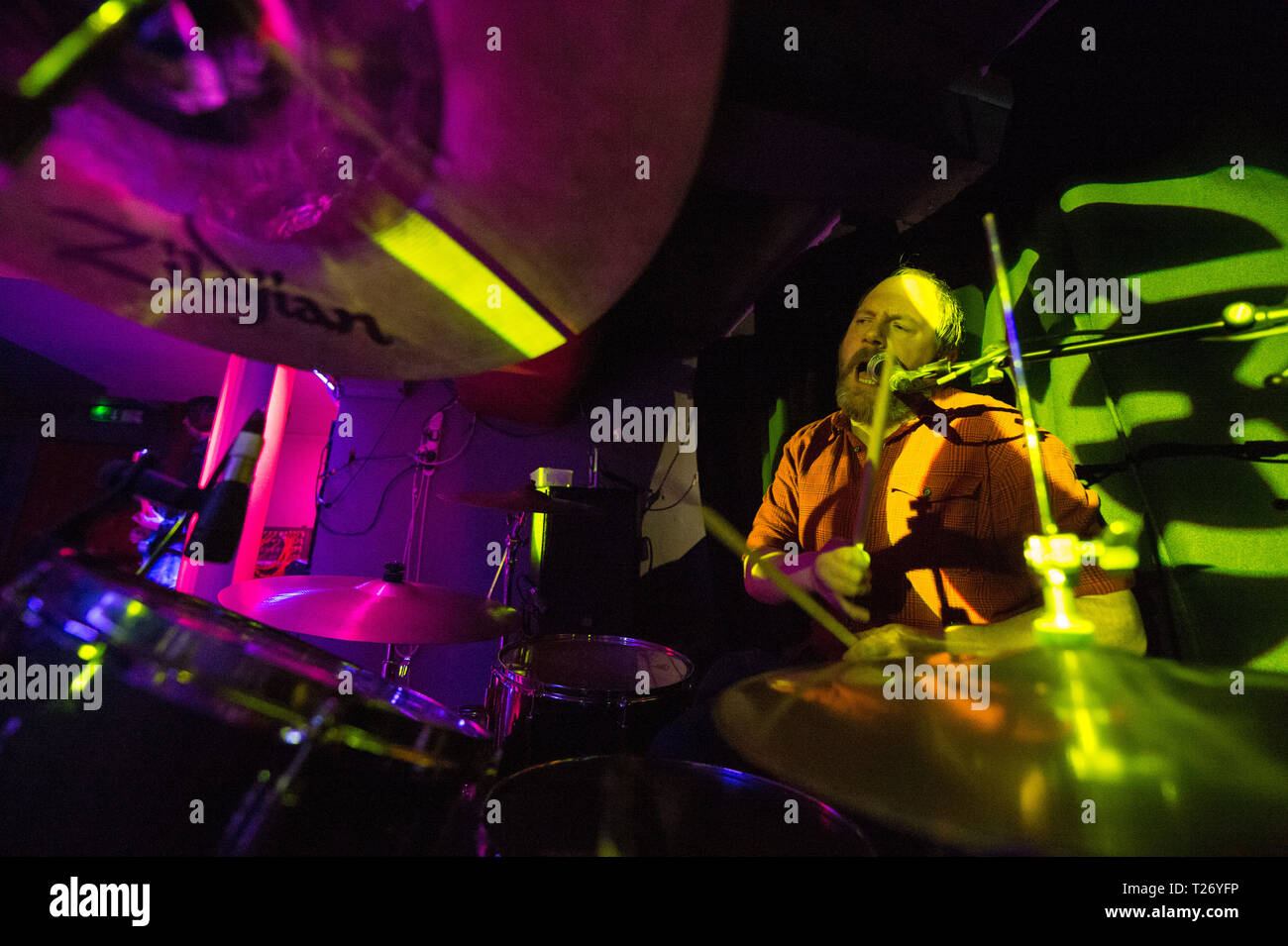 Glasgow, Regno Unito. Il 29 marzo 2019. La retromarcia Cowgirls, in concerto psych-tinched garage rock musica a un pranzo Broadcast in Glasgow. PICURED: John Gordon. I membri della band: Hugh Mclachlan - cantante Stephen Cafferty - Chitarra Alaine pareti - Bass John Gordon - i tamburi Credito: Colin Fisher/Alamy Live News Foto Stock