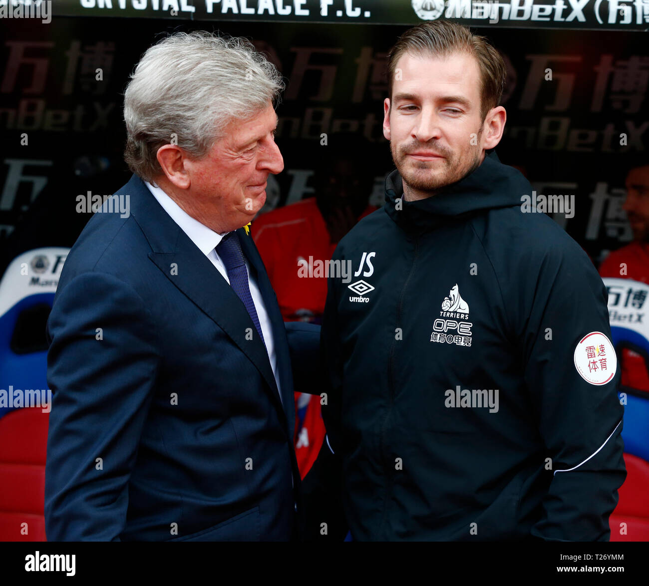 Londra, Regno Unito. Marzo 2019. Il palazzo di cristallo manager Roy Hodgson e Huddersfield Town manager Jan Siewert durante la Premier League inglese tra Crystal Palace e Huddersfield Town a Selhurst Park Stadium , Londra, Regno Unito il 30 Mar 2019. Azione di Credito Foto Sport FA Premier League e Football League immagini sono soggette a licenza DataCo. Solo uso editoriale. Nessuna stampa di vendite. Nessun uso personale di vendita. NO non corrisposto usare carte di credito: Azione Foto Sport/Alamy Live News Foto Stock