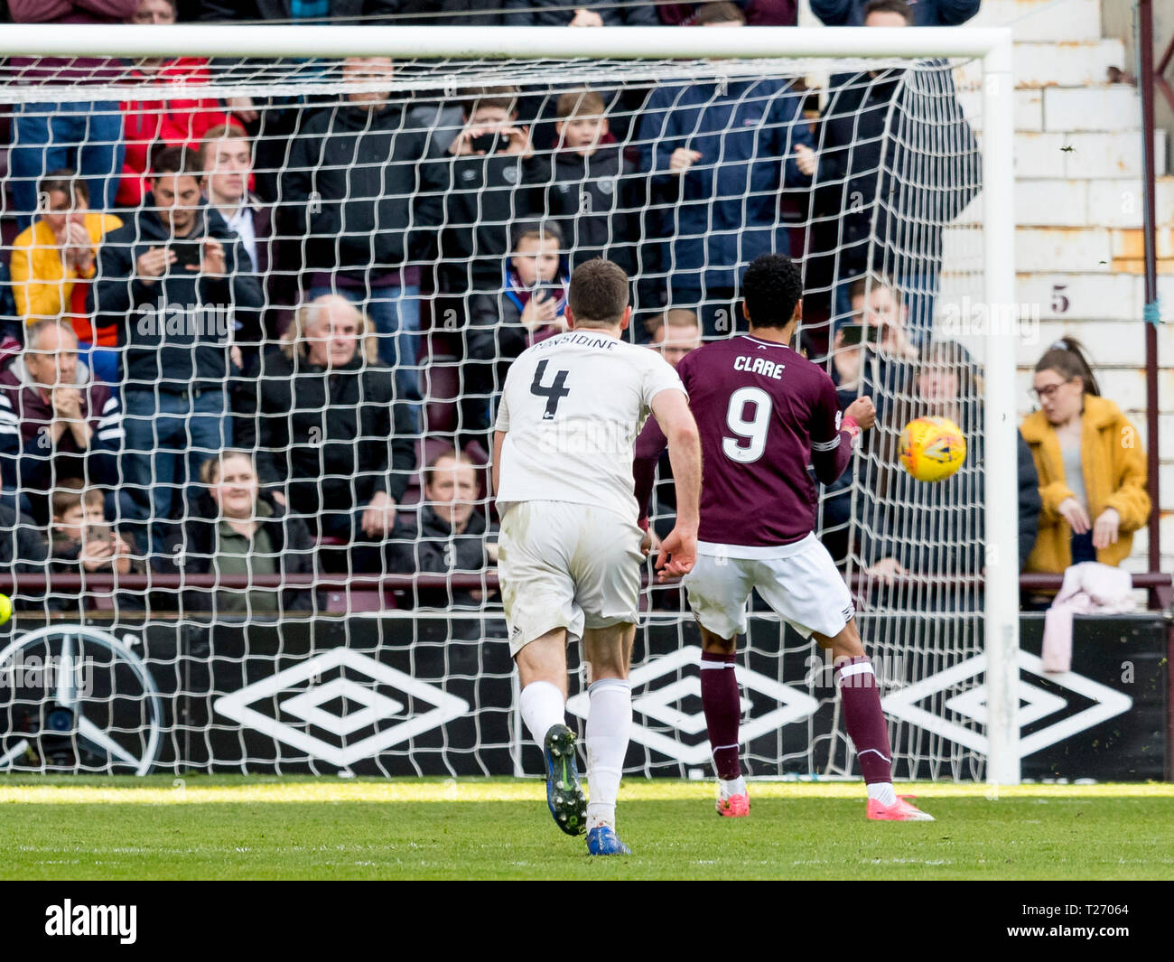 Tynecastle Park, Edinburgh, Regno Unito. 30 Mar, 2019. Ladbrokes Premiership, cuore di Midlothian versus Aberdeen; Sean Clare di cuori punteggi i suoi lati di un equalizzatore dalla pena spot in 59th minuto che ha reso 1-1 Credito: Azione Sport Plus/Alamy Live News Credit: Azione Plus immagini di sport/Alamy Live News Foto Stock