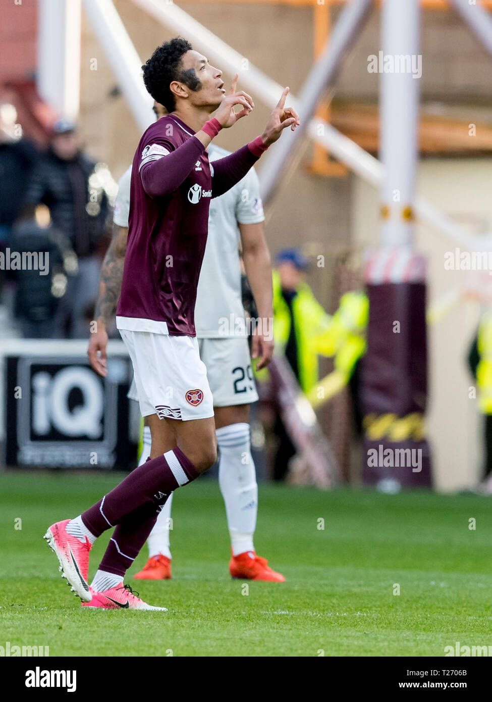 Tynecastle Park, Edinburgh, Regno Unito. 30 Mar, 2019. Ladbrokes Premiership, cuore di Midlothian versus Aberdeen; Sean Clare di cuori festeggia dopo aver segnato il compensatore dalla pena spot in 59th minuto che ha reso 1-1 Credito: Azione Sport Plus/Alamy Live News Credit: Azione Plus immagini di sport/Alamy Live News Foto Stock