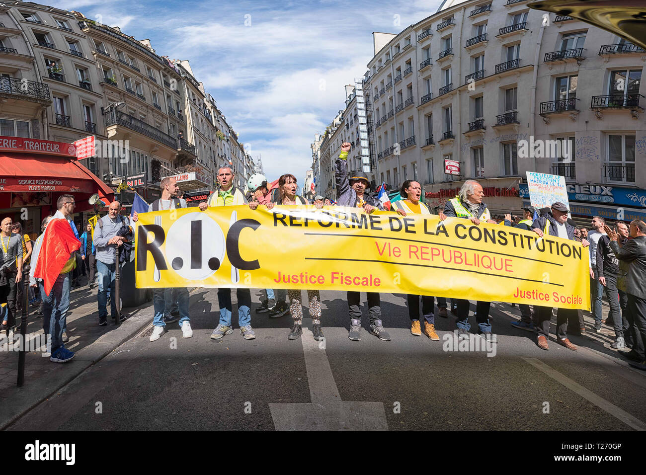 Parigi, Francia. Il 30 marzo 2019. Xx onda o giacca gialla proteste. Sempre più persone stanno per entrare nel corteo. La domanda principale è la modifica, riformare la Costituzione. RIC (cittadino referrendum led), giustizia fiscale. Credito: Roger Ankri/Alamy Live News Foto Stock