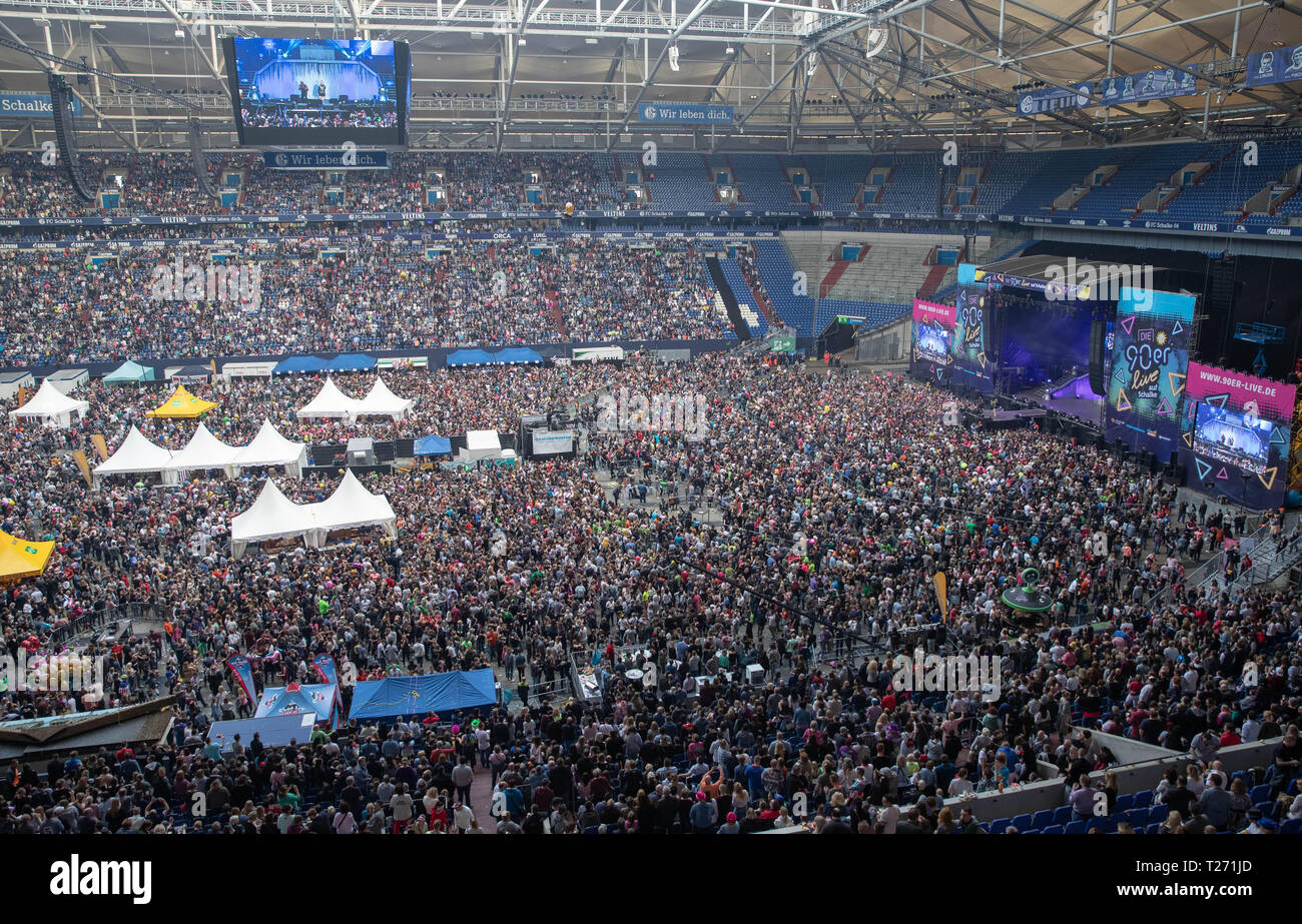 Gelsenkirchen (Germania). 30 Mar, 2019. Diverse migliaia di tifosi visita il retro mostra 'Die 90er live' nell'Schalker Veltins-Arena. Il 90s Blümchen icona dà la sua rimonta concerto presso l'evento. Non ci sarà più bande e cantanti provenienti da quel momento. Credito: Friso Gentsch/dpa/Alamy Live News Foto Stock