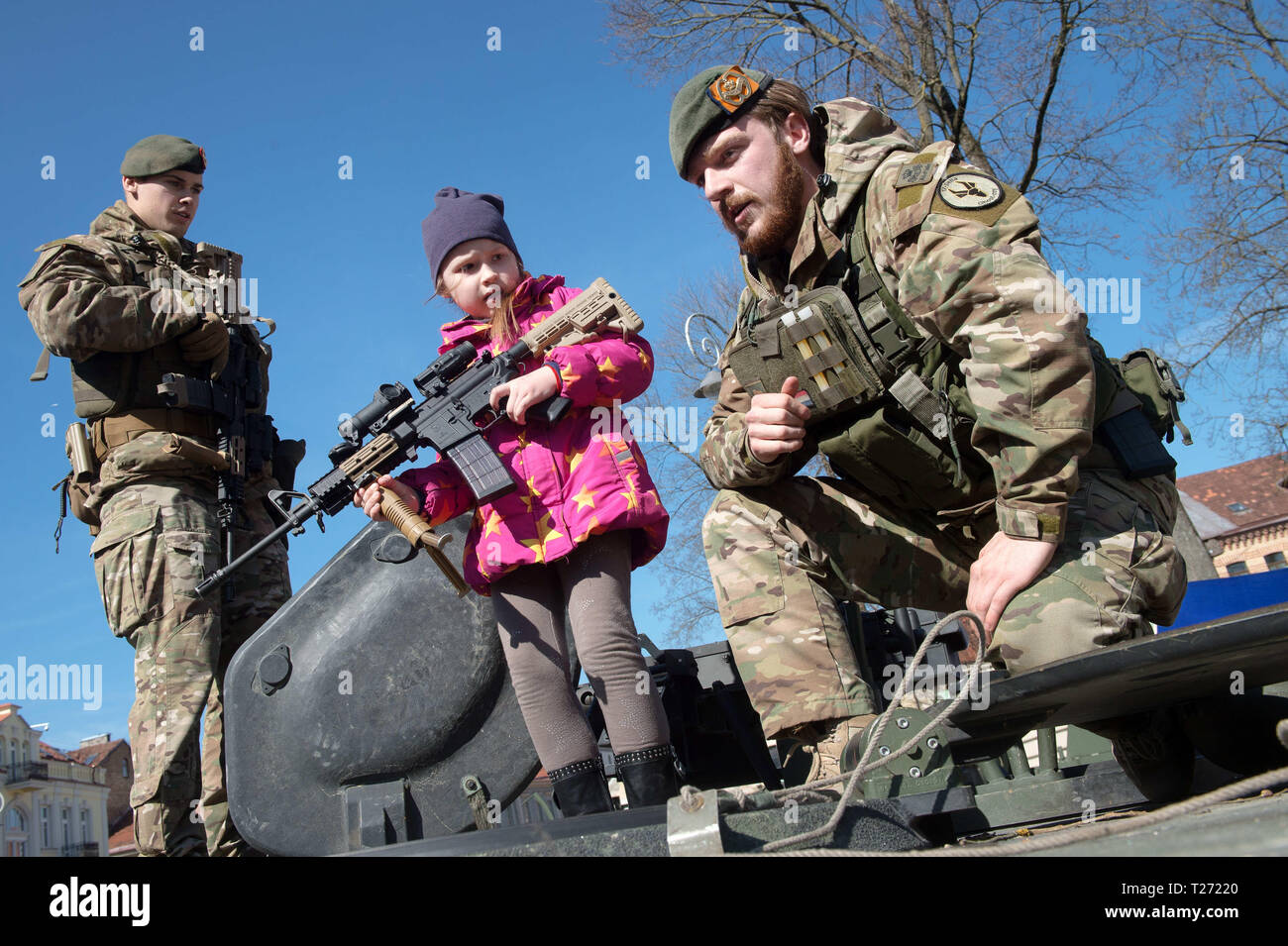 Vilnius, Lituania. 30 Mar, 2019. Una ragazza impara circa un'arma nel corso di una cerimonia che si terrà a Vilnius, Lituania, 30 marzo 2019. Un certo numero di eventi si sono svolti a Vilnius il sabato per contrassegnare il quindicesimo anniversario del paese Baltico all'adesione alla NATO. Credito: Alfredas Pliadis/Xinhua/Alamy Live News Foto Stock