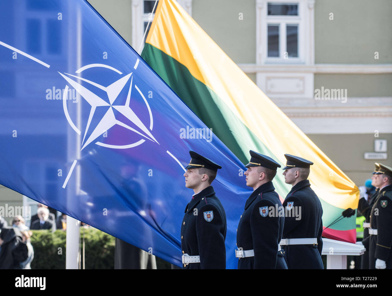 Vilnius, Lituania. 30 Mar, 2019. La NATO e le bandiere della Lituania vengono sollevate nel corso di una cerimonia che si terrà a Vilnius, Lituania, 30 marzo 2019. Un certo numero di eventi si sono svolti a Vilnius il sabato per contrassegnare il quindicesimo anniversario del paese Baltico all'adesione alla NATO. Credito: Alfredas Pliadis/Xinhua/Alamy Live News Foto Stock
