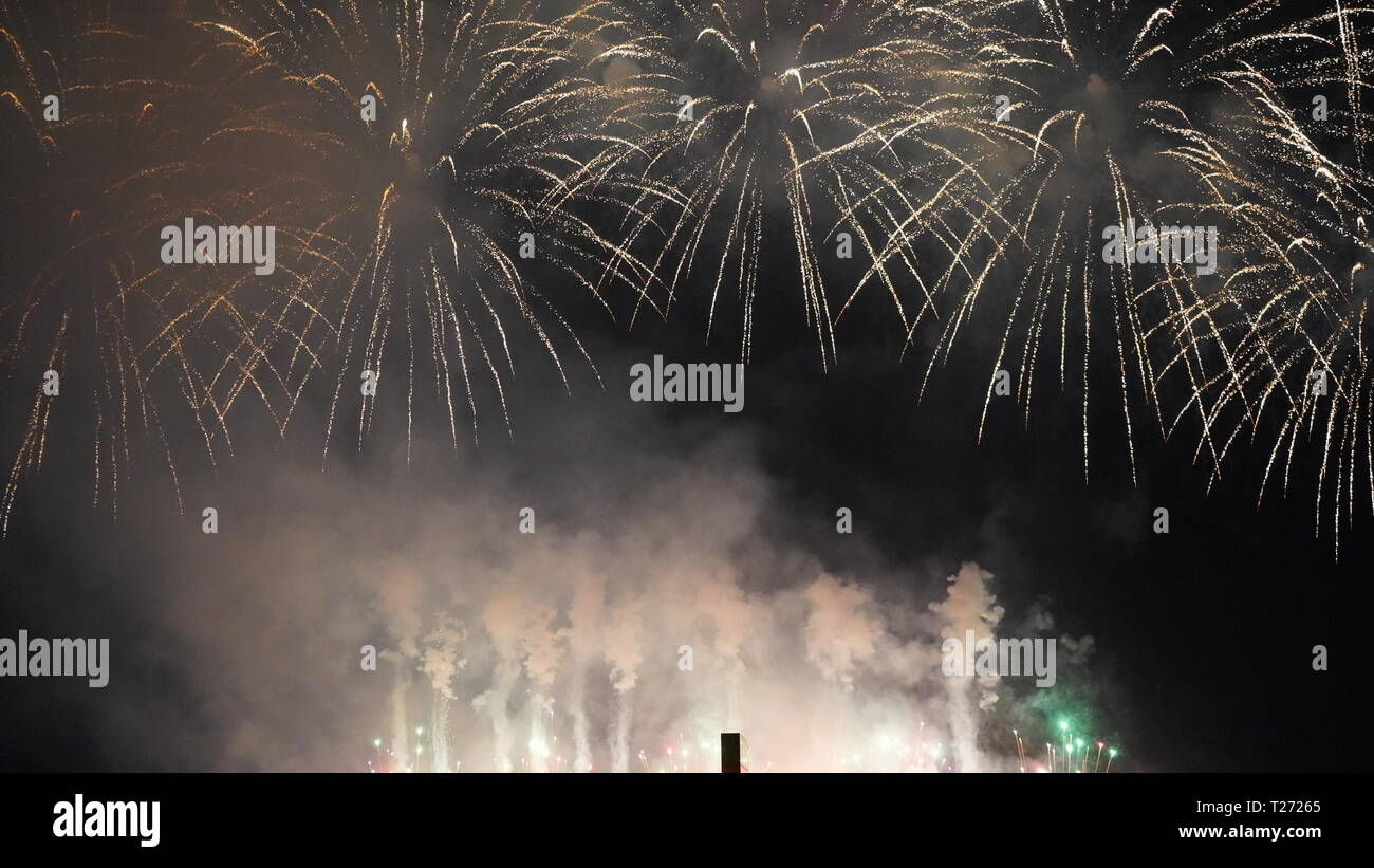 SM Clark, Angeles City, Filippine. Il 30 marzo 2019. Il decimo Philippine International Pyromusical concorrenza avvolge con sorprendente drone exhibition e drone mostra finale e fuochi d'artificio dalle Filippine " Platinum fuochi d'artificio Inc. Della Cina di Polaris fuochi d'artificio è stato dichiarato come il gran vincitore per il concorso di quest'anno e del Regno Unito di Fireworkz Pyrotex riceve il trofeo grandslam continuamente per vincere un posto sulla concorrenza per tre anni consecutivi. Sherbien Dacalanio / Alamy News live Foto Stock