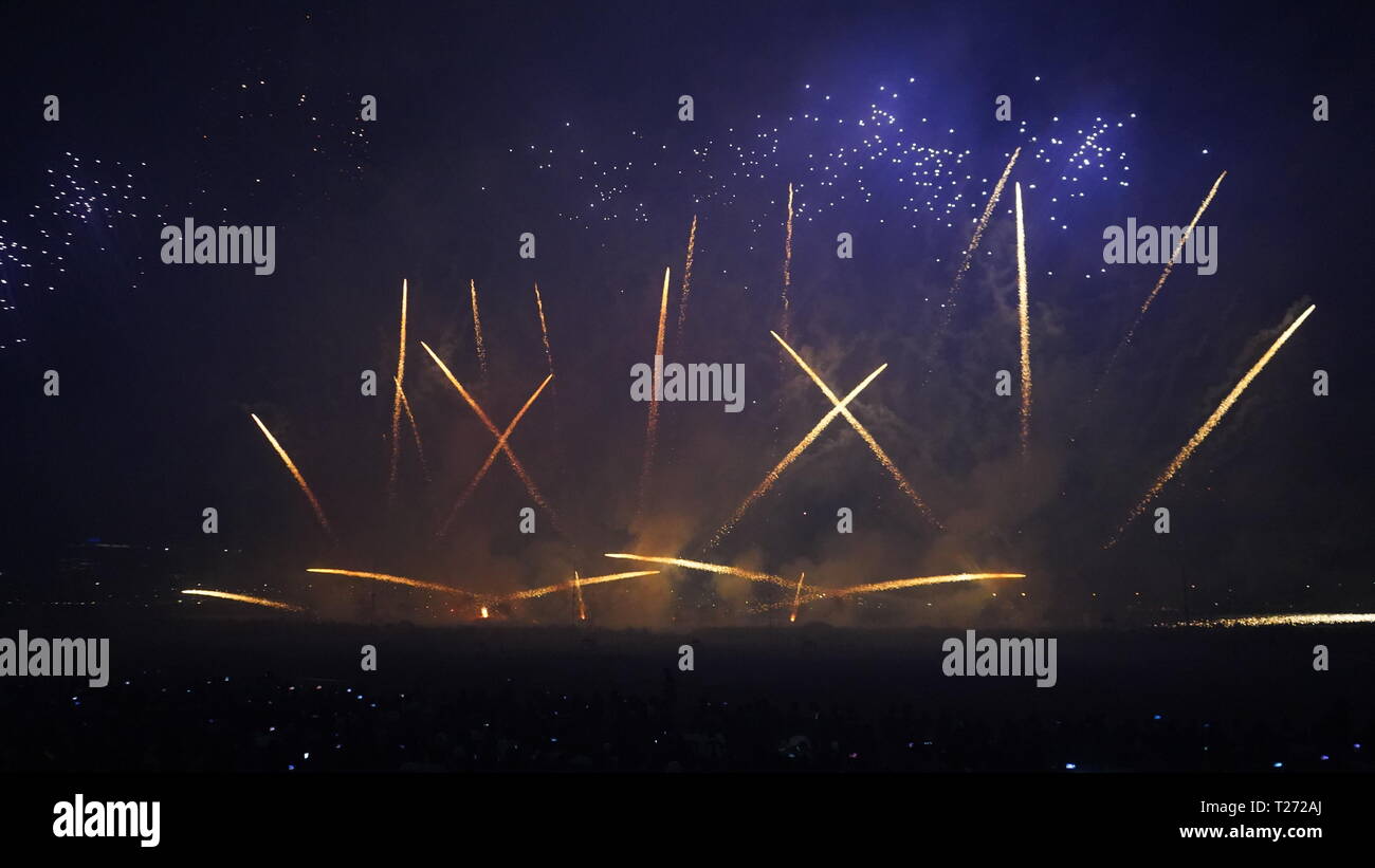 SM Clark, Angeles City, Filippine. Il 30 marzo 2019. Il decimo Philippine International Pyromusical concorrenza avvolge con sorprendente drone exhibition e drone mostra finale e fuochi d'artificio dalle Filippine " Platinum fuochi d'artificio Inc. Della Cina di Polaris fuochi d'artificio è stato dichiarato come il gran vincitore per il concorso di quest'anno e del Regno Unito di Fireworkz Pyrotex riceve il trofeo grandslam continuamente per vincere un posto sulla concorrenza per tre anni consecutivi. Sherbien Dacalanio / Alamy News live Foto Stock