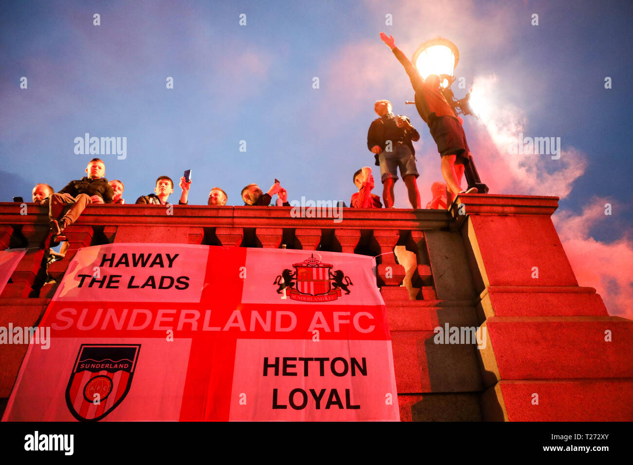 Londra, Regno Unito. Il 30 marzo, 2019. Viaggiare Sunderland sostenitori la sera prima del loro trofeo EFL finale contro il Portsmouth a Wembley prendete su Trafalgar Square. Penelope Barritt/Alamy Live News Foto Stock