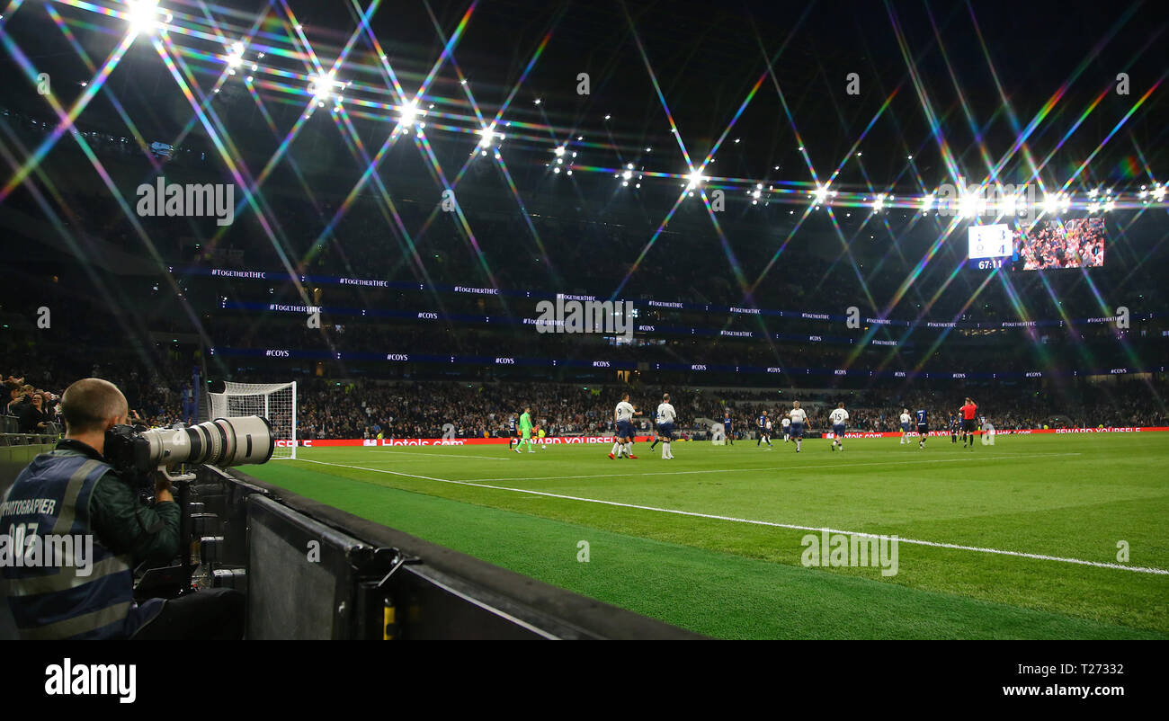 Londra, Regno Unito. Il 30 marzo, 2019 una generale vista come contrafforti celebrare un obiettivo di Dimitar Berbatov (un filtro è stato utilizzato sulla lente per creare questo effetto) durante le leggende match tra Tottenham Hotspur leggende contro Inter Milan leggende a Stadio White Hart Lane, Londra Inghilterra il 30 marzo 2019. Azione di Credito Foto Sport Credit: Azione Foto Sport/Alamy Live News Foto Stock