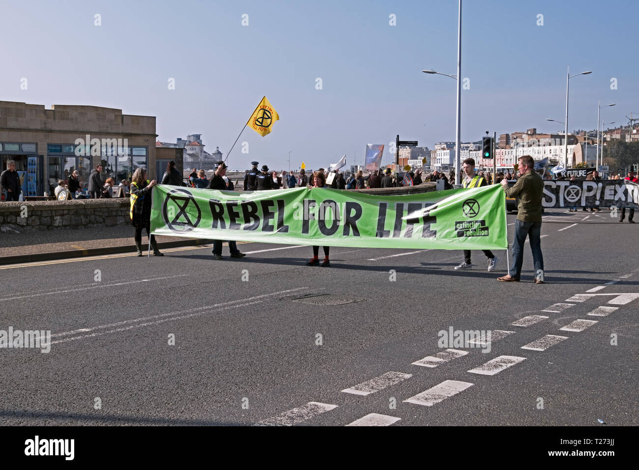 Weston-super-Mare, Regno Unito. Il 30 marzo, 2019. I manifestanti contro il cambiamento climatico prendere parte a un finto funerale. La manifestazione è stata organizzata dalla ribellione di estinzione Weston-super-Mare. Keith Ramsey/Alamy Live News Foto Stock