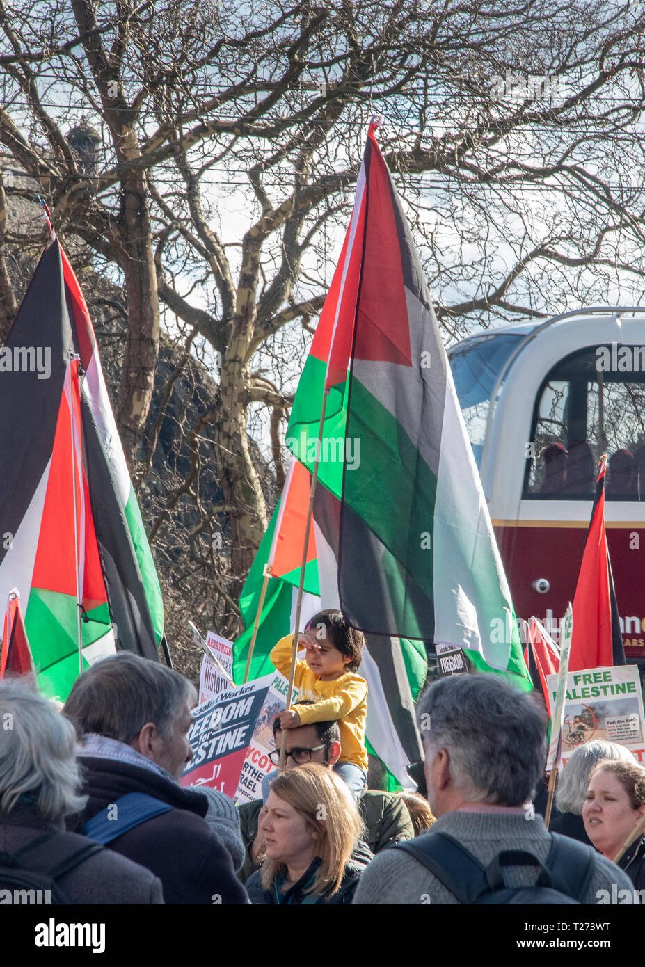 Edimburgo, Scozia, Regno Unito. Il 30 marzo 2019. Palestina manifestanti raccogliere al di Princes street a protestare per i diritti del popolo palestinese nella Striscia di Gaza. Essi hanno marciato al Bute House che è la residenza di del Primo ministro di Scozia, Nicola storioni. Per darle una lettera circa questa situazione a Gaza. Foto Stock