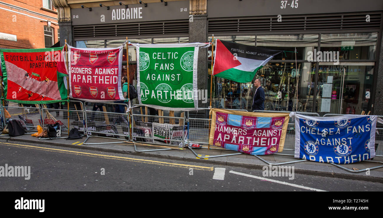 Londra, Regno Unito. Il 30 marzo, 2019. Palestinesi e sostenitori radunati fuori dell'Ambasciata israeliana a Londra per contrassegnare l'inizio del la Nakba e invito la comunità globale di tenere Israele per tener conto delle loro violazioni dei diritti umani e del diritto internazionale. David Rowe/ Alamy Live News. Foto Stock