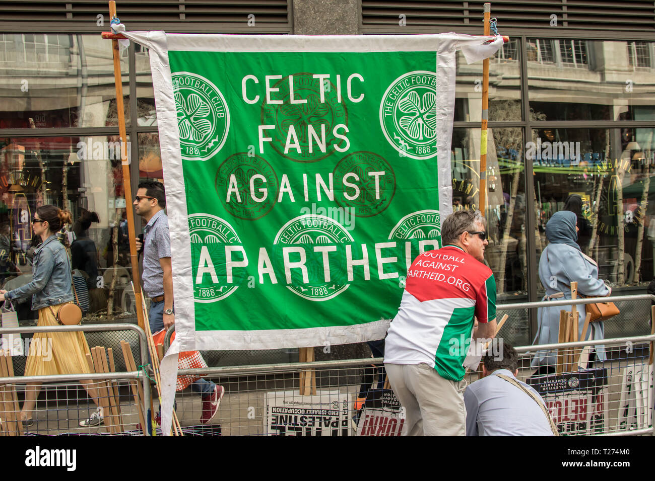 Londra, Regno Unito. Il 30 marzo, 2019. Appassionati di musica celtica contro l apartheid banner. Palestinesi e sostenitori radunati fuori dell'Ambasciata israeliana a Londra per contrassegnare l'inizio del la Nakba e invito la comunità globale di tenere Israele per tener conto delle loro violazioni dei diritti umani e del diritto internazionale. David Rowe/ Alamy Live News. Foto Stock