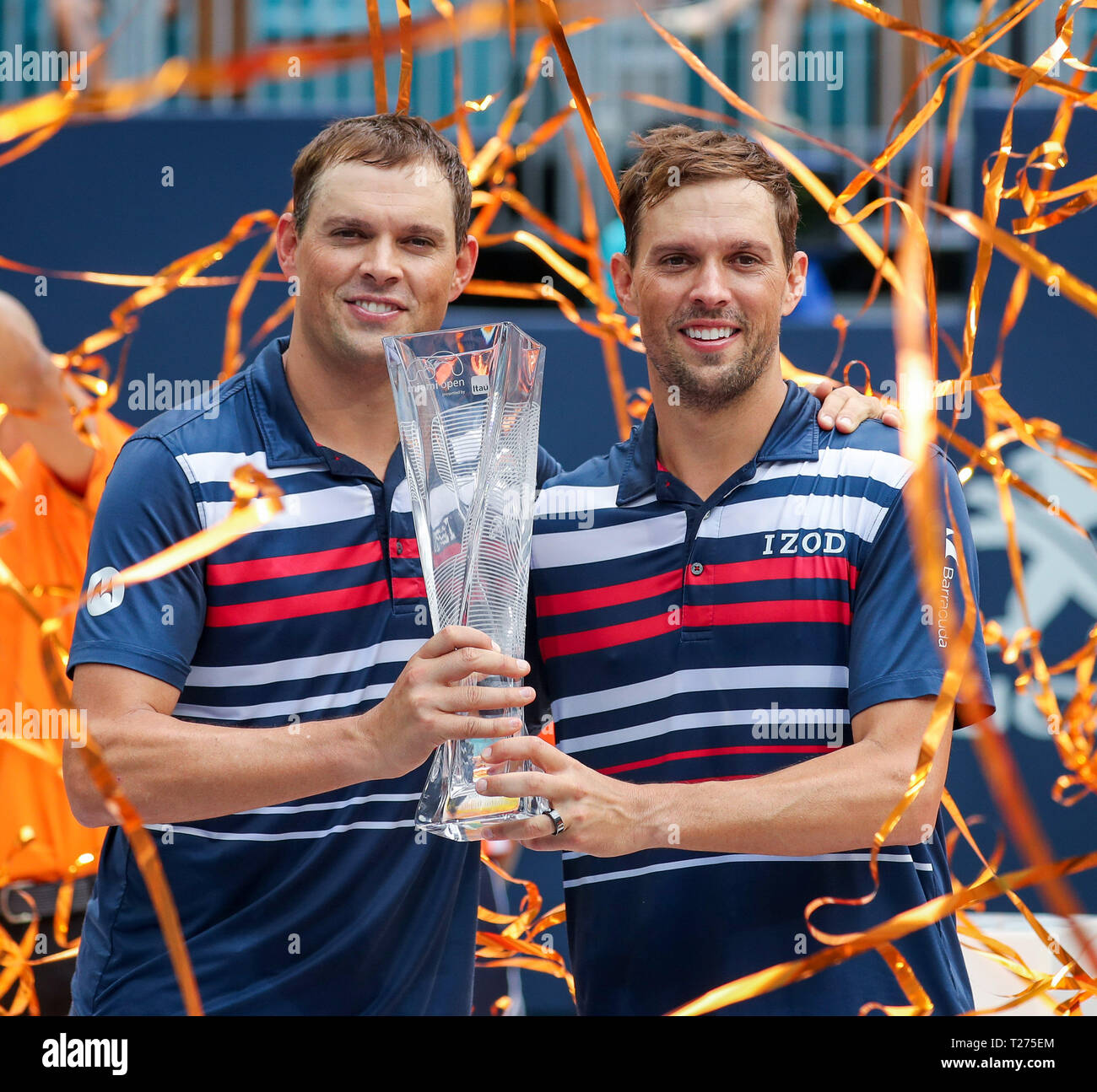 Giardini di Miami, Florida, Stati Uniti d'America. 30 Mar, 2019. Bob e Mike Bryan, DEGLI STATI UNITI D'AMERICA, tenere il campionato trofeo durante la cerimonia di premiazione, dopo la sconfitta di Stefanos Tsitsipas, della Grecia e di Wesley Koolhof, dei Paesi Bassi, negli uomini doppie finali del 2019 Miami Open presentato da Itau professional tennis tournament, giocato all'Hardrock Stadium di Miami, Florida, Stati Uniti d'America. I Fratelli Bryan ha vinto 7-5, 7-6 (8). Mario Houben/CSM/Alamy Live News Foto Stock