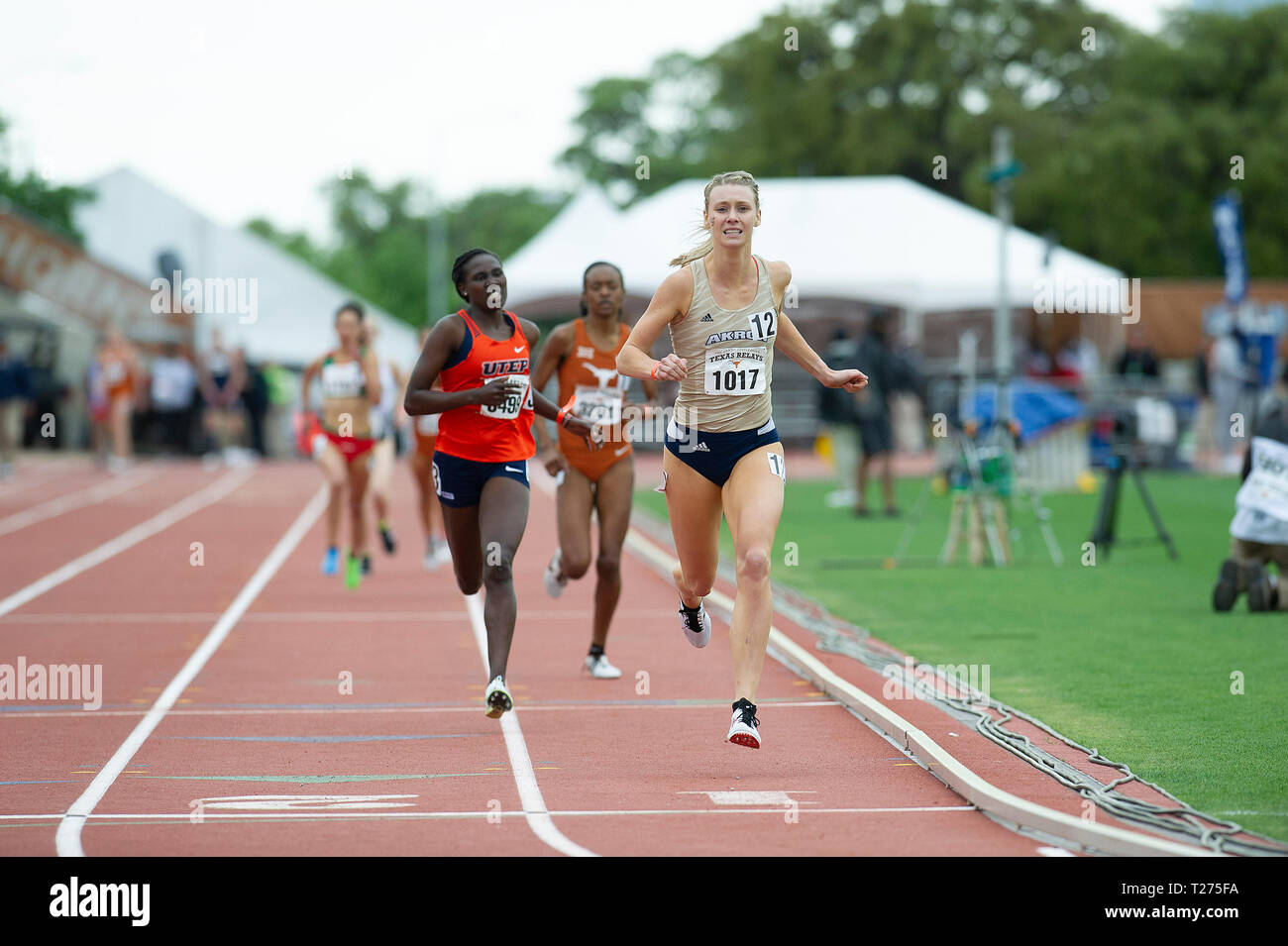 Texas, Stati Uniti d'America. Marzo 30, 2019: Mackenzie Andrews #1017 con Akron prende il win donne 1500 metro eseguire la sezione Un univ/Coll a Clyde Littlefield Texas relè, Mike Myers A. Stadium. Austin, Texas. Mario Cantu/CSM Credito: Cal Sport Media/Alamy Live News Foto Stock