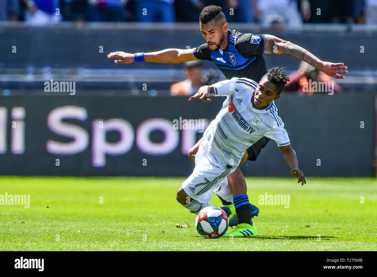 San Jose, California, Stati Uniti d'America. 30 Mar, 2019. Los Angeles FC avanti Latif benedizione (7) è scattato come egli scontri con San Jose terremoti centrocampista Anibal Godoy (20) per la sfera durante il gioco MLS tra Los Angeles e FC San Jose terremoti a Avaya Stadium di San Jose, California. Chris Brown/CSM/Alamy Live News Foto Stock