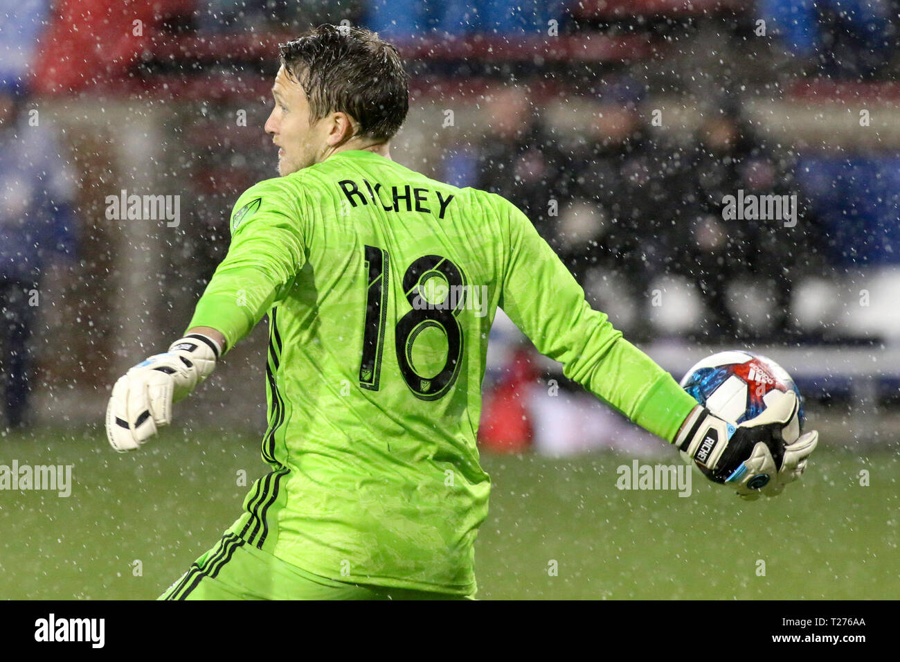 Cincinnati, Ohio, Stati Uniti d'America. 30 Mar, 2019. FC di Cincinnati Spencer Richey lancia la palla durante una sequenza di lunghezza massima MLS partita di calcio tra FC Cincinnati e Portland a Nippert Stadium di Cincinnati, Ohio. Kevin Schultz/CSM/Alamy Live News Foto Stock