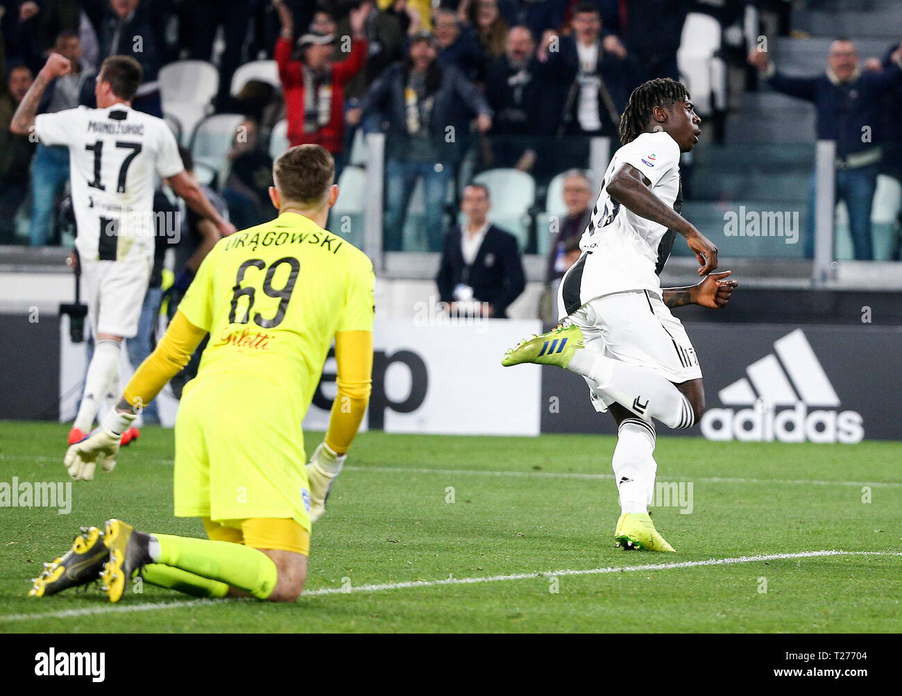 Torino, Italia. 30 Mar, 2019. Juventus FC's Moise Kean celebra il suo obiettivo nel corso di una serie di una partita di calcio tra Juventus e Empoli in Torino, Italia, 30 marzo 2019. La Juventus ha vinto 1-0. Credito: Alberto Lingria/Xinhua/Alamy Live News Foto Stock