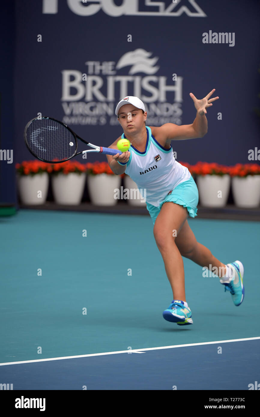 Florida, Stati Uniti d'America. Il 30 marzo 2019. Ashleigh Barty di Australia sconfigge Karolina Pliskova della Repubblica ceca il giorno tredici nel femminile finali all'aperto di Miami al Hard Rock Stadium il 30 marzo 2019 nei giardini di Miami, Florida. Persone: Ashleigh Barty Credito: tempeste Media Group/Alamy Live News Foto Stock