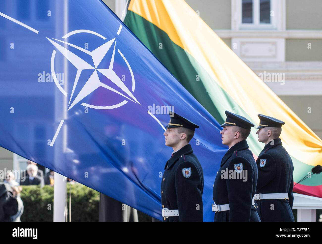 Pechino, la Lituania. 30 Mar, 2019. La NATO e il lituano flag vengono sollevate nel corso di una cerimonia che si terrà a Vilnius, Lituania, 30 marzo 2019. Un certo numero di eventi si sono svolti a Vilnius il sabato per contrassegnare il quindicesimo anniversario del paese Baltico all'adesione alla NATO. Credito: Alfredas Pliadis/Xinhua/Alamy Live News Foto Stock