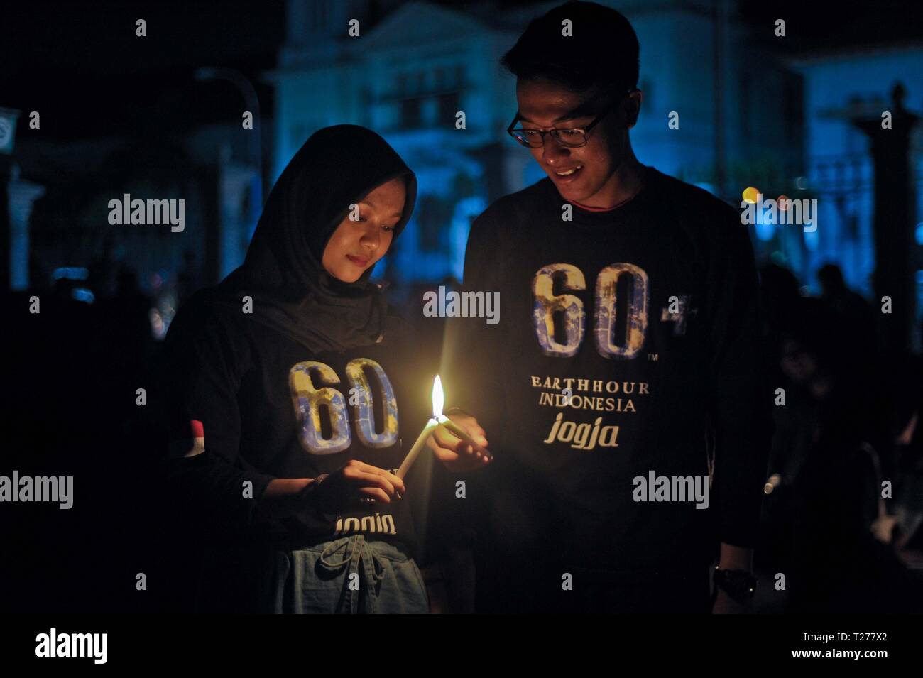 Jakarta, Indonesia. 30 Mar, 2019. Persone Tenere candele per partecipare a una messa a terra ora evento in Jakarta, Indonesia, 30 marzo 2019. Credito: Supriyanto/Xinhua/Alamy Live News Foto Stock