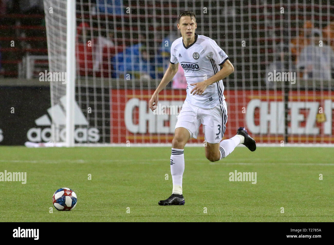 Cincinnati, Ohio, Stati Uniti d'America. 30 Mar, 2019. Di Filadelfia Jack Elliott cerca di passare durante una sequenza di lunghezza massima MLS partita di calcio tra FC Cincinnati e Portland a Nippert Stadium di Cincinnati, Ohio. Kevin Schultz/CSM/Alamy Live News Foto Stock