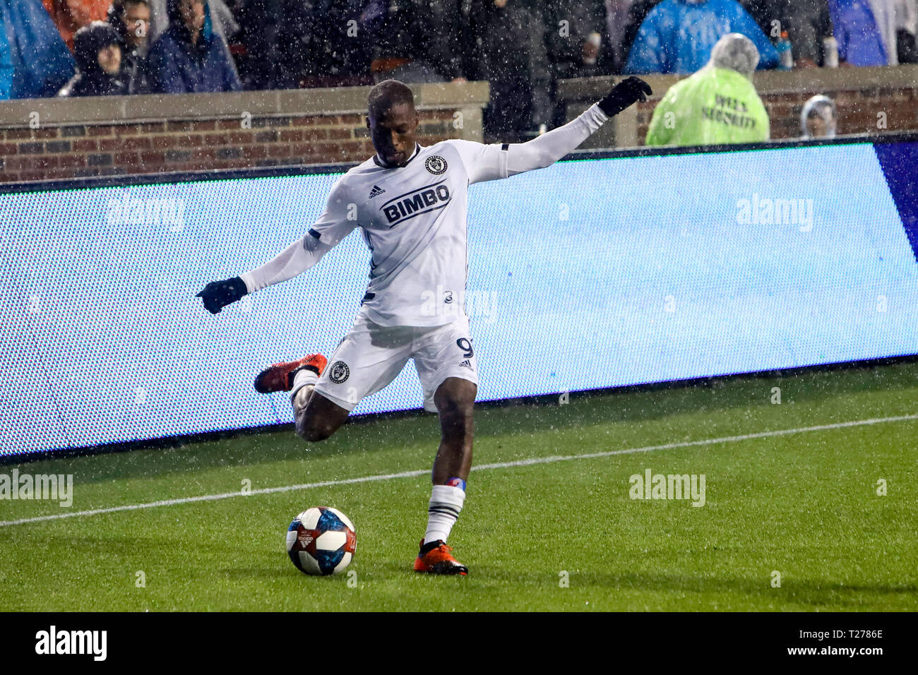 Cincinnati, Ohio, Stati Uniti d'America. 30 Mar, 2019. Di Filadelfia Picault Fabrice-Jean attraversa la sfera nella casella durante una sequenza di lunghezza massima MLS partita di calcio tra FC Cincinnati e Portland a Nippert Stadium di Cincinnati, Ohio. Kevin Schultz/CSM/Alamy Live News Foto Stock