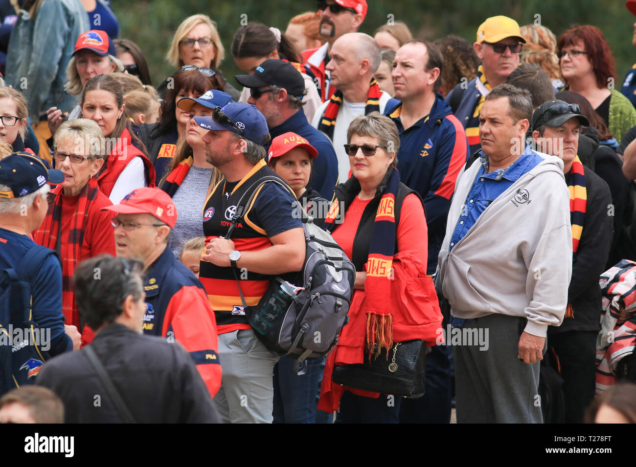 Adelaide Australia il 31 marzo 2019. Tifosi arrivano all'Adelaide Oval per il 2019 AFL donna Grand Finale tra Adelaide Crows e Carlton Football Club. Il AFLW è un australiano Rules Football League per i giocatori di sesso femminile con la prima stagione del campionato è iniziato nel febbraio 2017 Credit: amer ghazzal/Alamy Live News Foto Stock