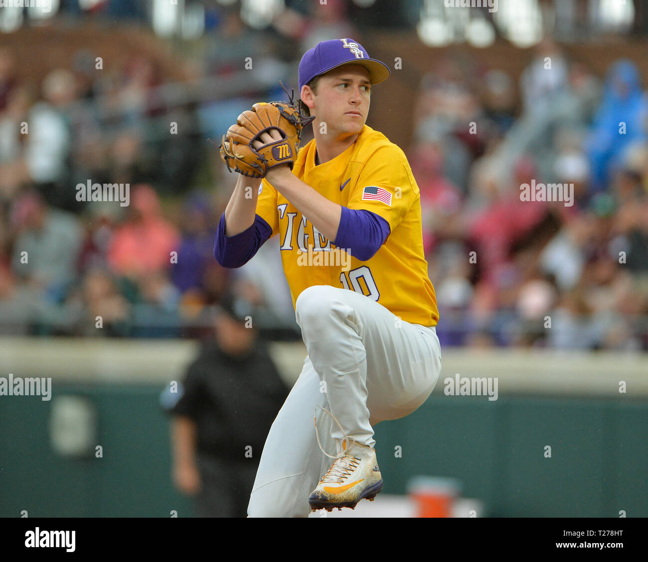 La Mississippi, Stati Uniti d'America. 30 Mar, 2019. La LSU lanciatore, Eric Walker (10), in azione durante il NCAA baseball gioco tra il Tigri LSU e la Mississippi State Bulldogs a Dudy campo nobile di Starkville. La LSU sconfitto lo stato del Mississippi, 11-2. Kevin Langley/Sports South Media/CSM/Alamy Live News Foto Stock