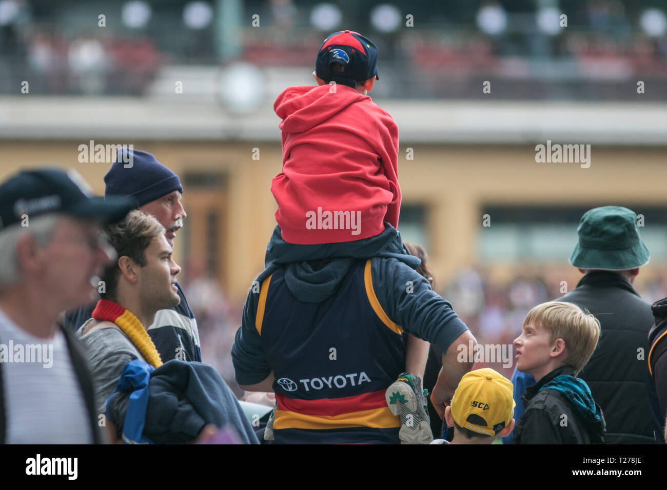 Adelaide Australia il 31 marzo 2019. Tifosi arrivano all'Adelaide Oval per il 2019 AFL donna Grand Finale tra Adelaide Crows e Carlton Football Club. Il AFLW è un australiano Rules Football League per i giocatori di sesso femminile con la prima stagione del campionato è iniziato nel febbraio 2017 Credit: amer ghazzal/Alamy Live News Foto Stock