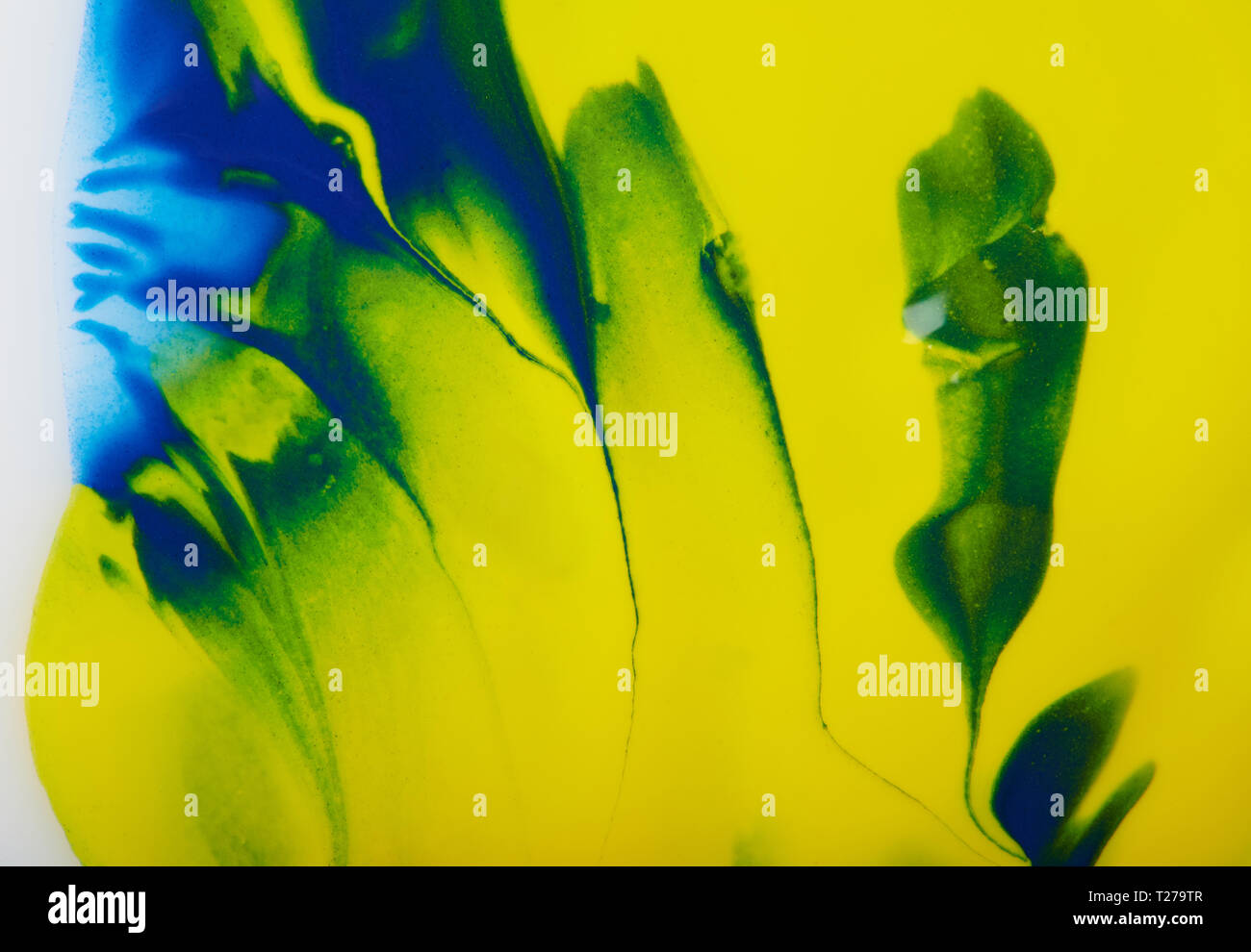 Vista macro di turbinii di vernice di colore giallo e di colore blu Foto Stock