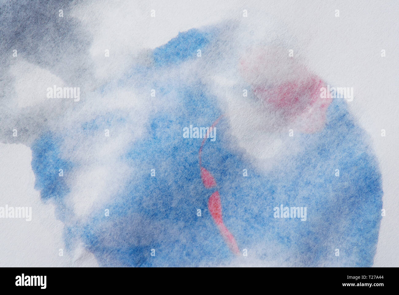 Blu acqua goccia di vernice con il cerchio rosso sul retro della carta Foto Stock