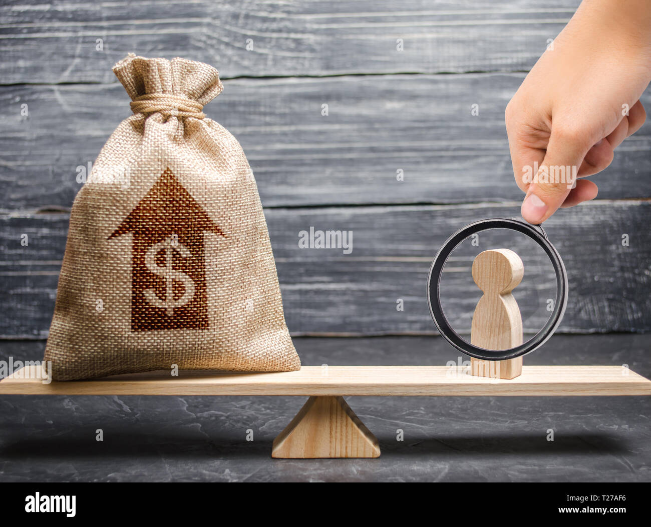 Lente di ingrandimento è guardando un sacco di denaro con freccia su e uomo figurina su scale. Criteri e requisiti per aumentare il lavoro di uno specialista Foto Stock