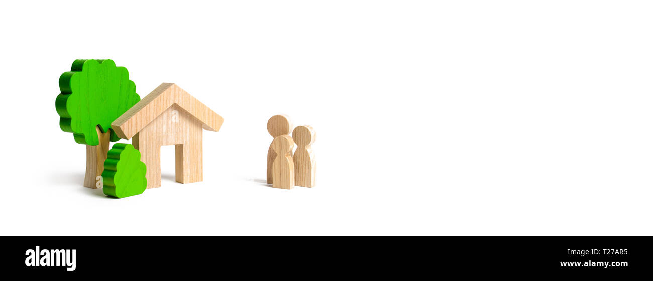 Le figure della famiglia e casa isolato su un background. immobiliare, casa propria. Alloggi economici sul credito ipotecario o. Ristrutturazione e costruzione Foto Stock