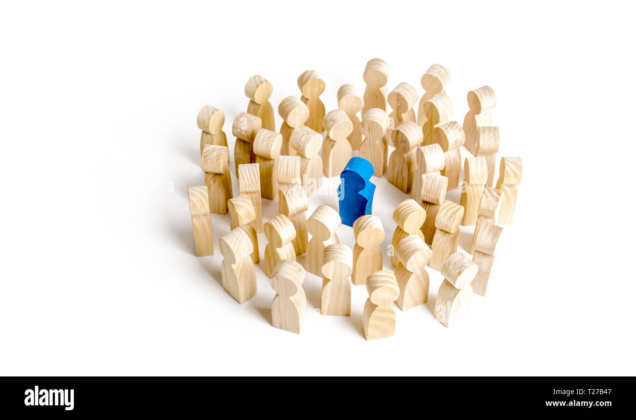 Figura blu leader è alla testa della folla. Il concetto di business di leader e la qualità di leadership, concetto aziendale di leader e leadership qua Foto Stock
