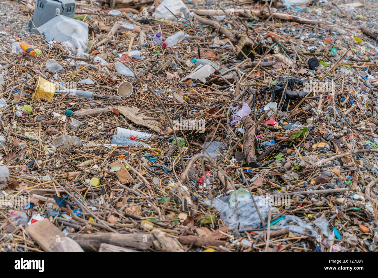 Inquinamento ambientale trovati sulla spiaggia. L'accumulo di oggetti in plastica nell'ambiente terrestre incide negativamente sulla fauna e l'uomo. Foto Stock