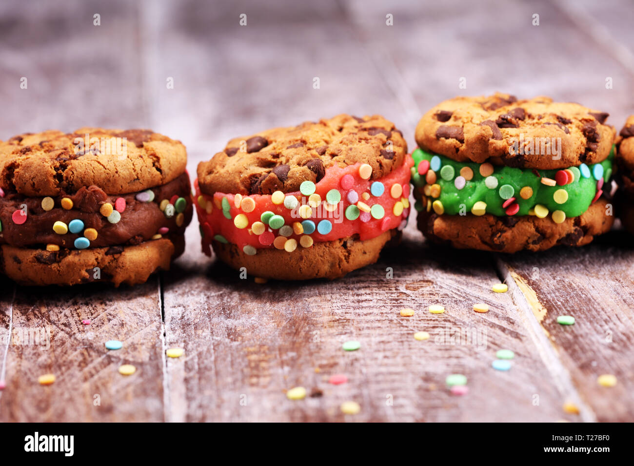 Ice Cream Sandwich. Chocolate Chip Cookie Ice Cream Sandwich sul tavolo Foto Stock