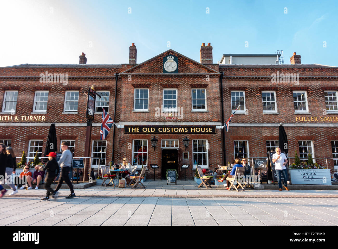 Parte anteriore della vecchia Customs House pub al Gunwharf Quays in Portsmouth, Regno Unito Foto Stock