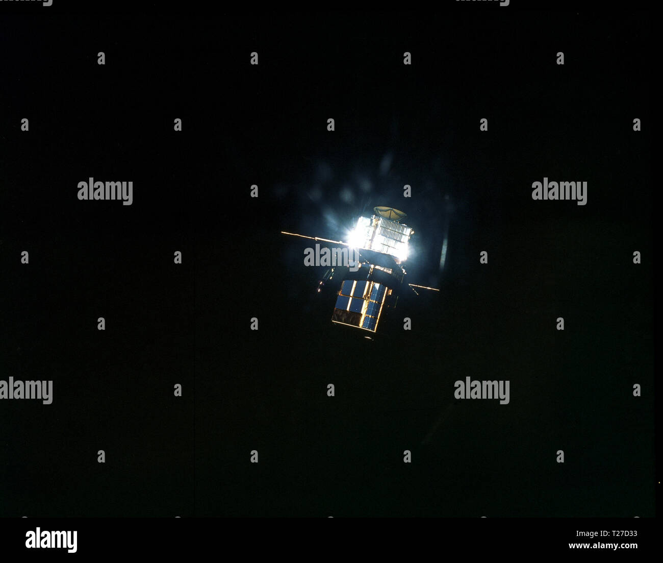 Questa è una fotografia del free-battenti massimo solare missione satellitare (SMMS), o solare Max, come si vede dalla avvicinando lo Space Shuttle Orbiter Challenger STS-41c missione. Foto Stock