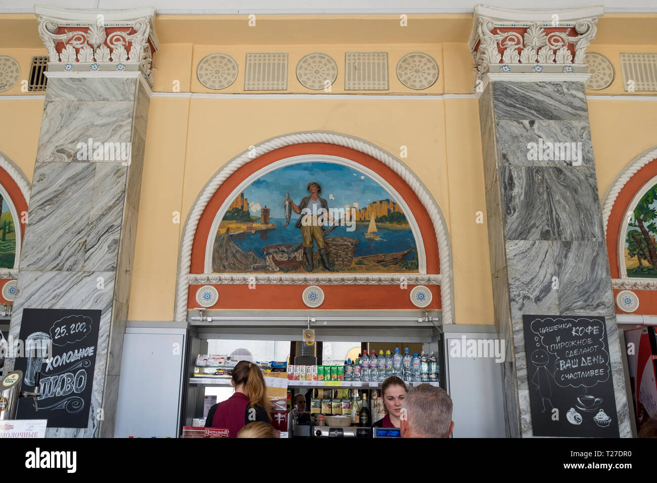 Supermercato Centraĺny cafe, con la sua storica sollevato murali di vita quotidiana a Minsk, in Bielorussia. Foto Stock