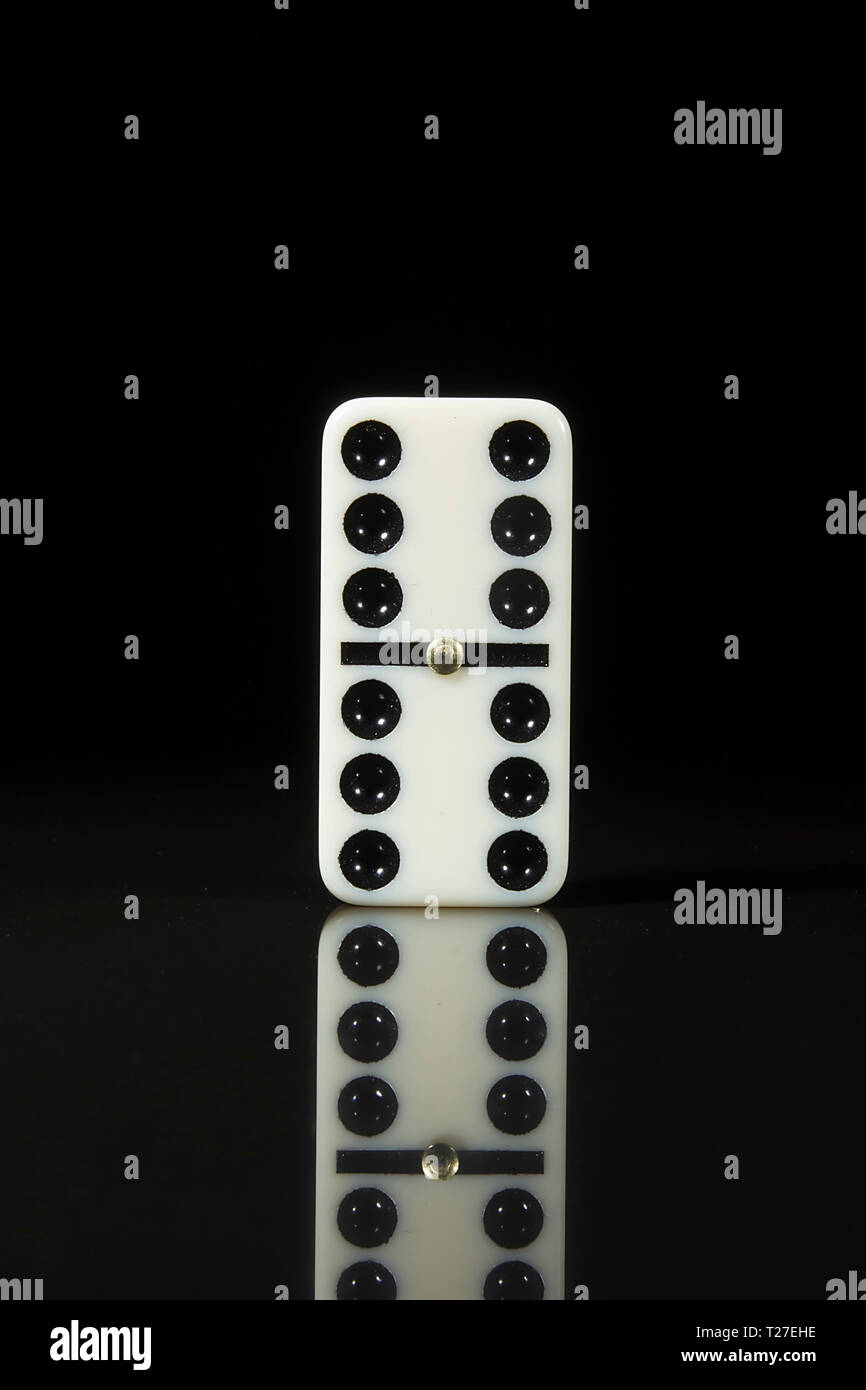 Una piastrella domino nero a superficie riflettente Foto Stock